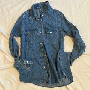 GAP chambray Pearl snap shirt